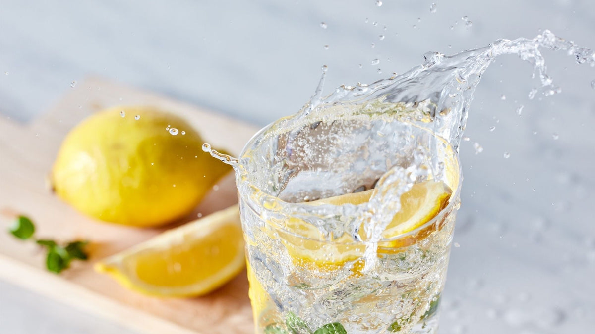 lemons in water 